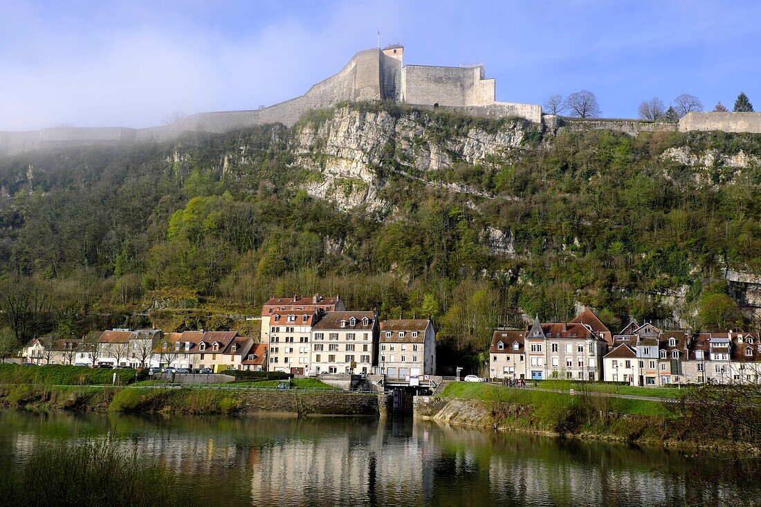 Frankreich,Doubs,Besancon,Faubourg Rivotte,der Fluss Doubs,der Flusstunnel,die Zitadelle, die von der UNESCO zum Weltkulturerbe erklärt wurde