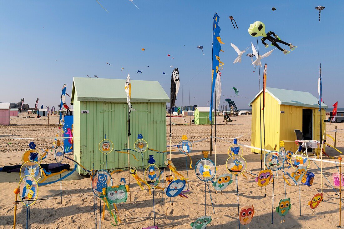 Frankreich,Pas de Calais,Opale Küste,Berck sur Mer,Berck sur Mer Internationales Drachentreffen,9 Tage lang empfängt die Stadt 500 Drachen aus der ganzen Welt zu einem der wichtigsten Drachenereignisse der Welt,der Windgarten bietet eine Vielzahl von Drehkreuzen, Wetterfahnen und anderen Dekorationen mit Materialien aus der Verwertung oder Instrumente, deren Saiten mit dem Wind schwingen und Töne erzeugen