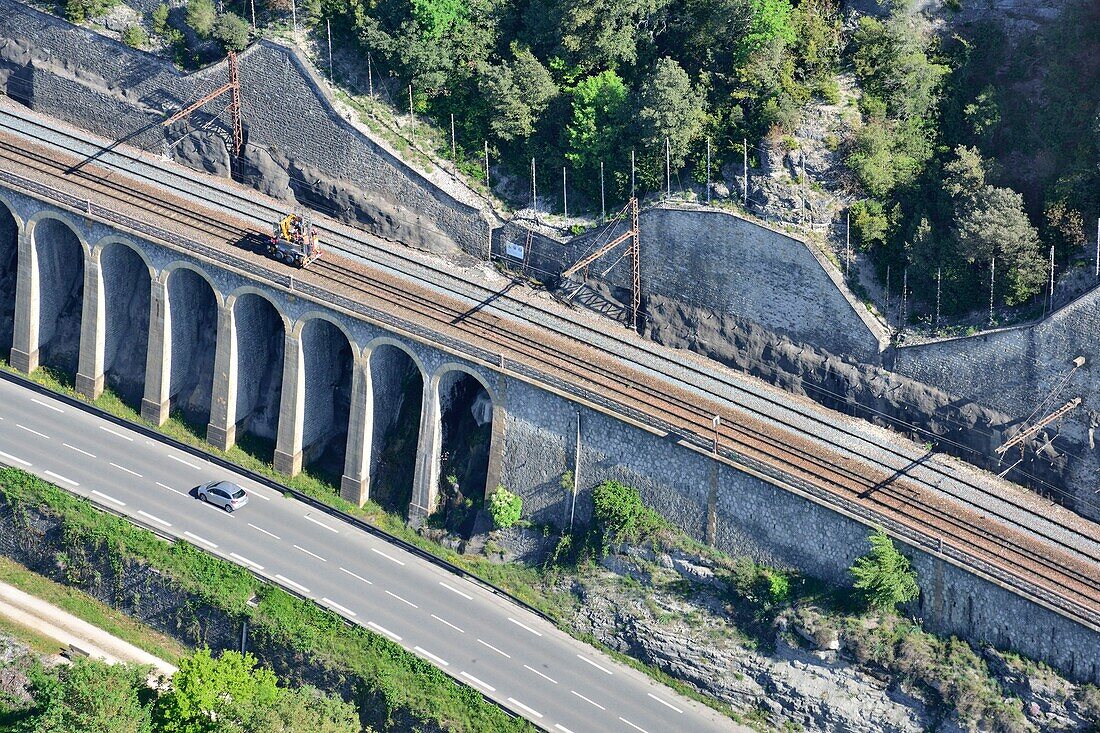 Frankreich,Lot,Bas Quercy,Mercues,Eisenbahn, Fluss und Straße (Luftaufnahme)