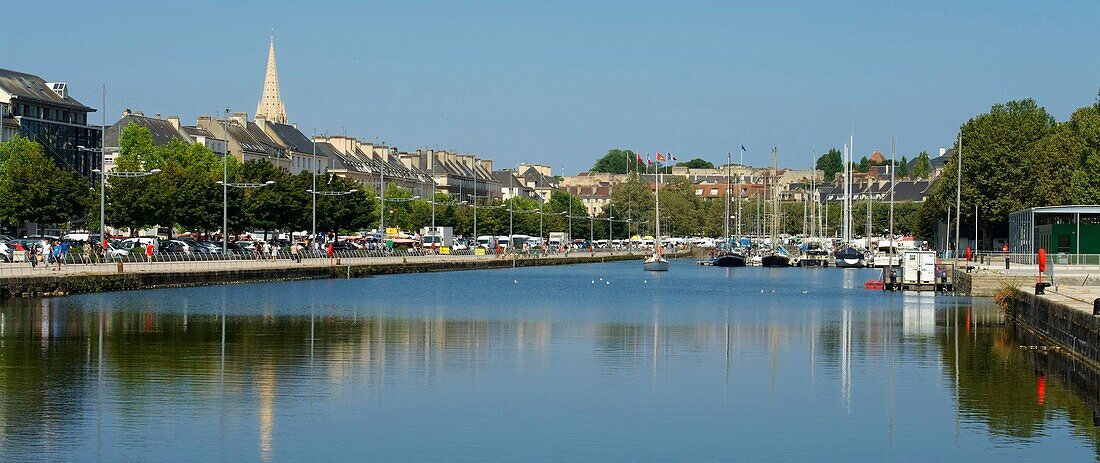 Frankreich,Calvados,Caen,das Bassin Saint Pierre und die Kirche Saint Pierre