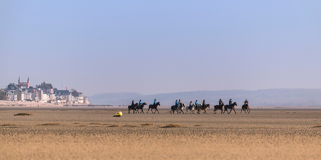 Frankreich,Somme,Baie de Somme,Naturreservat der Baie de Somme,Reiter in der Baie de Somme