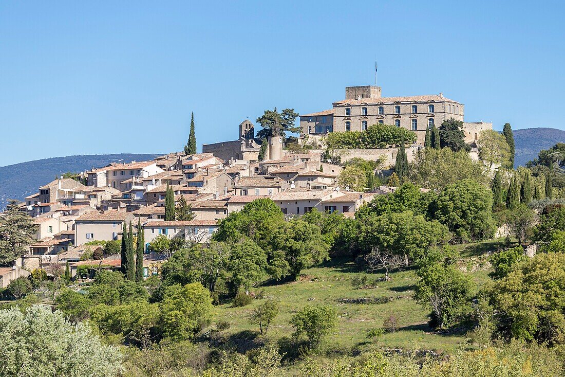 Frankreich,Vaucluse,Regionaler Naturpark Luberon,Ansouis,zählt zu den schönsten Dörfern Frankreichs, dominiert von der Burg aus dem 17.