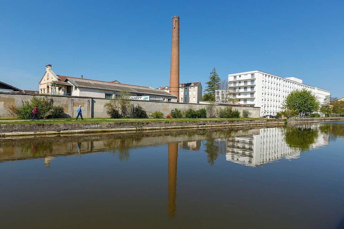 Frankreich,Meurthe et Moselle,Nancy,Wohnhaus und altes Fabrikgebäude entlang des Meurthe-Kanals
