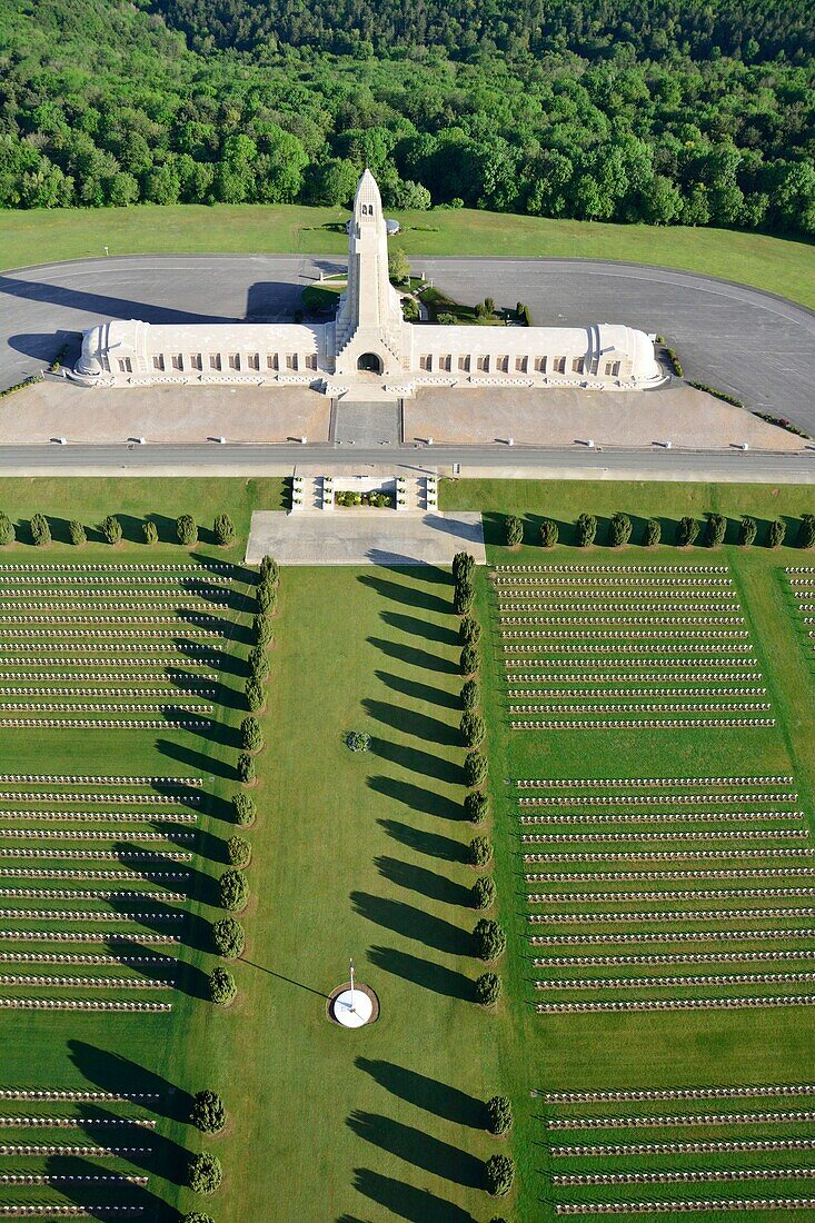 Frankreich,Maas,Douaumont,die nationale Nekropole und das Beinhaus (Luftaufnahme)