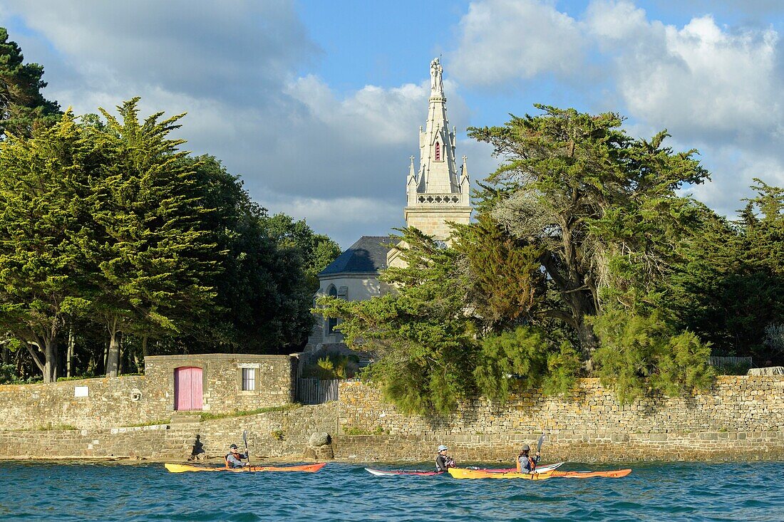 Frankreich,Morbihan,Arradon,Kajakfahrt im Golf von Morbihan,Kapelle Saint-Joseph im Hintergrund