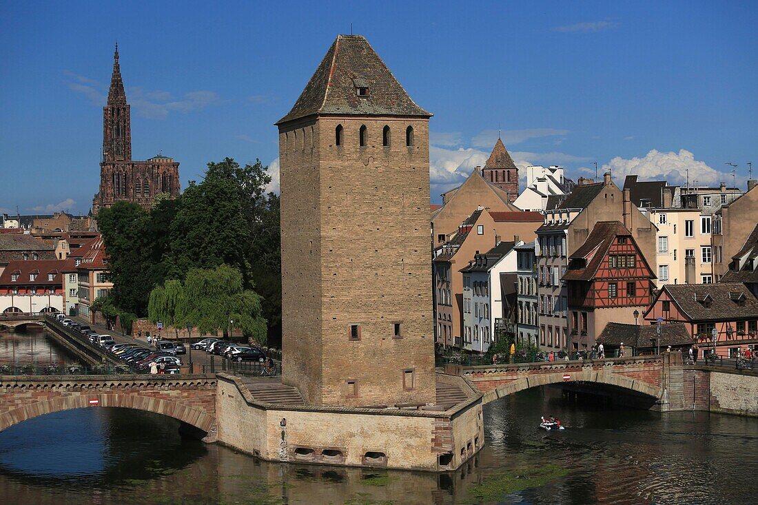 Frankreich,Bas Rhin,Straßburg,Überdachte Brücken vom Vauban-Damm aus gesehen,im Hintergrund sieht man die Kathedrale