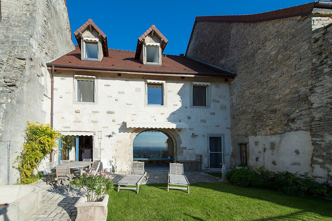 Frankreich,Jura,Chateau Chalon,das Bed and Breakfast Relais des Abesses bietet eine unglaubliche Aussicht von der Terrasse