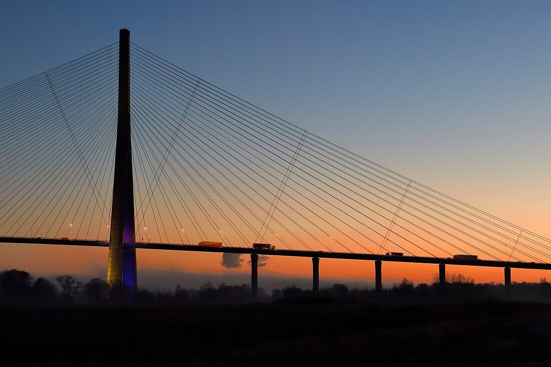 Frankreich,zwischen Calvados und Seine Maritime,die Pont de Normandie (Normandie-Brücke) in der Morgendämmerung,sie überspannt die Seine und verbindet die Städte Honfleur und Le Havre