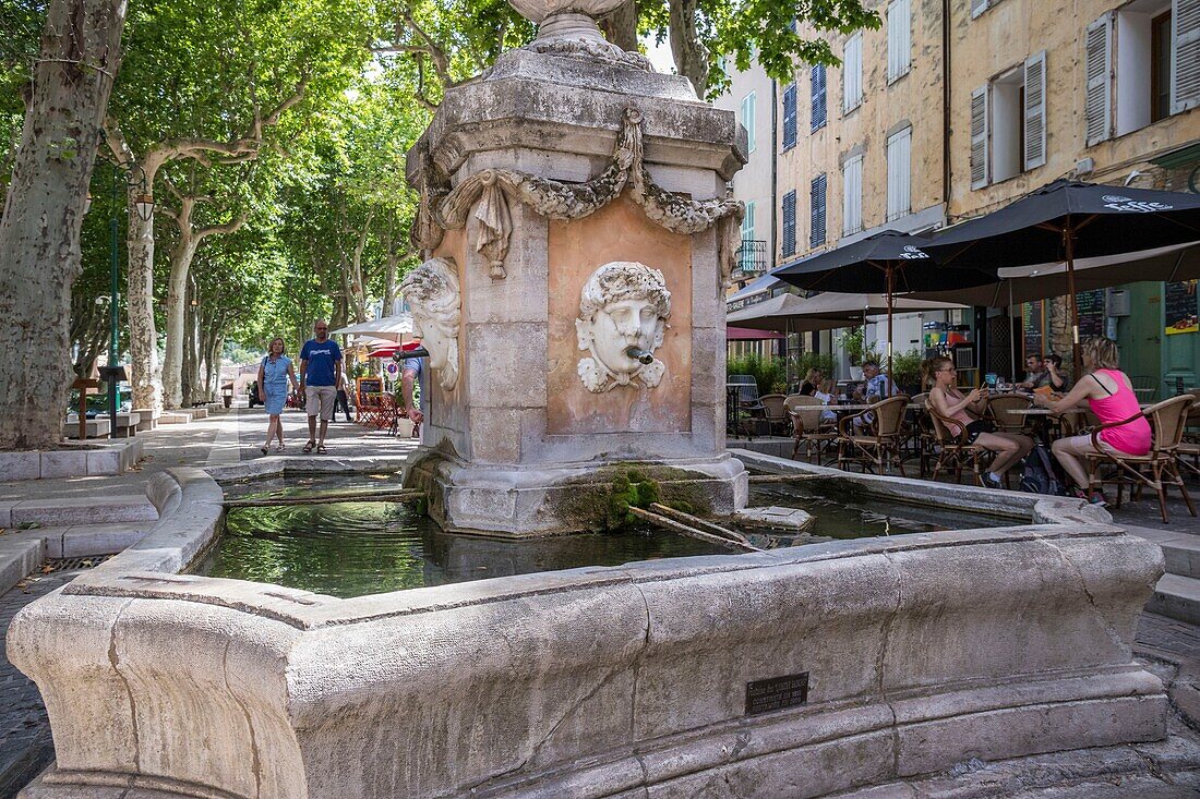 Frankreich,Var,Grüne Provence,Cotignac,der Brunnen der Vier Jahreszeiten von 1810 am Cours Gambetta