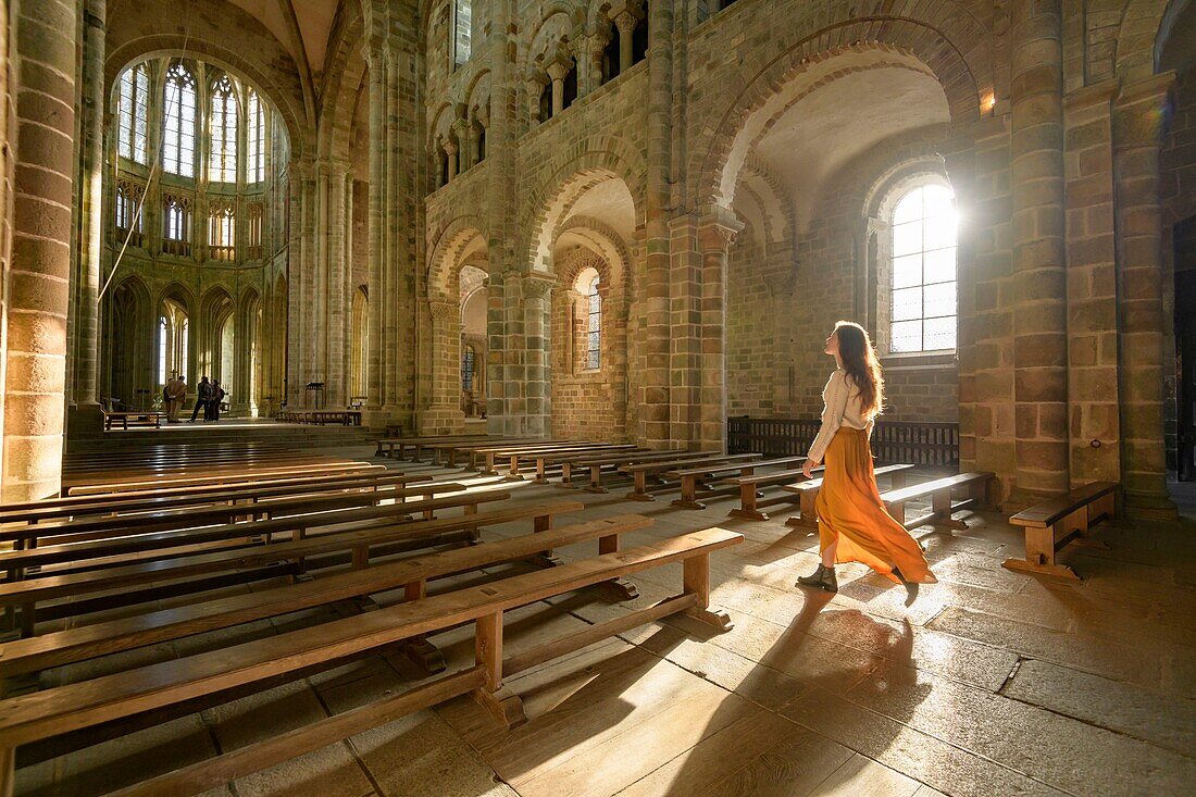 Frankreich,Manche,der Mont-Saint-Michel,junge Frau im Kircheninneren