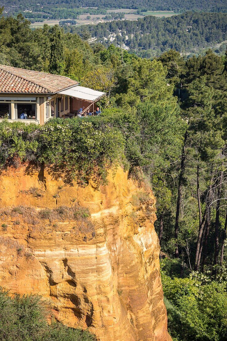 Frankreich,Vaucluse,regionaler Naturpark des Luberon,Roussillon,bezeichnet die schönsten Dörfer Frankreichs,Ockerfelsen
