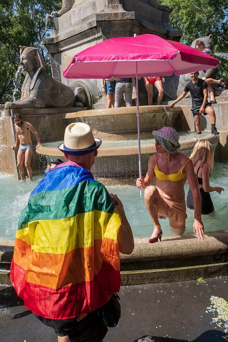 Frankreich,Paris,Gay Pride-Parade 2019,Chatelet-Platz,Palmier-Brunnen