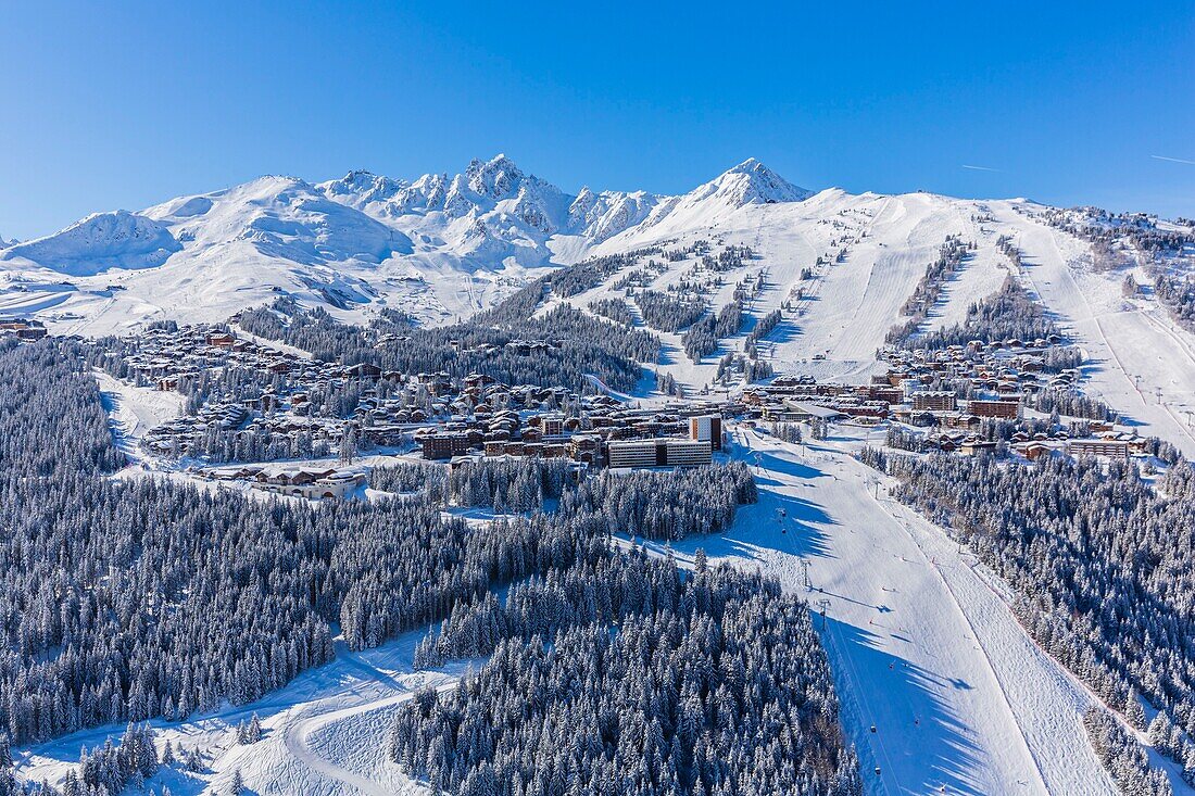 Frankreich,Savoie,Courchevel,Vanoise-Massiv,Tarentaise-Tal,Blick auf den Sommet de La Saulire (2738m) (Luftaufnahme)