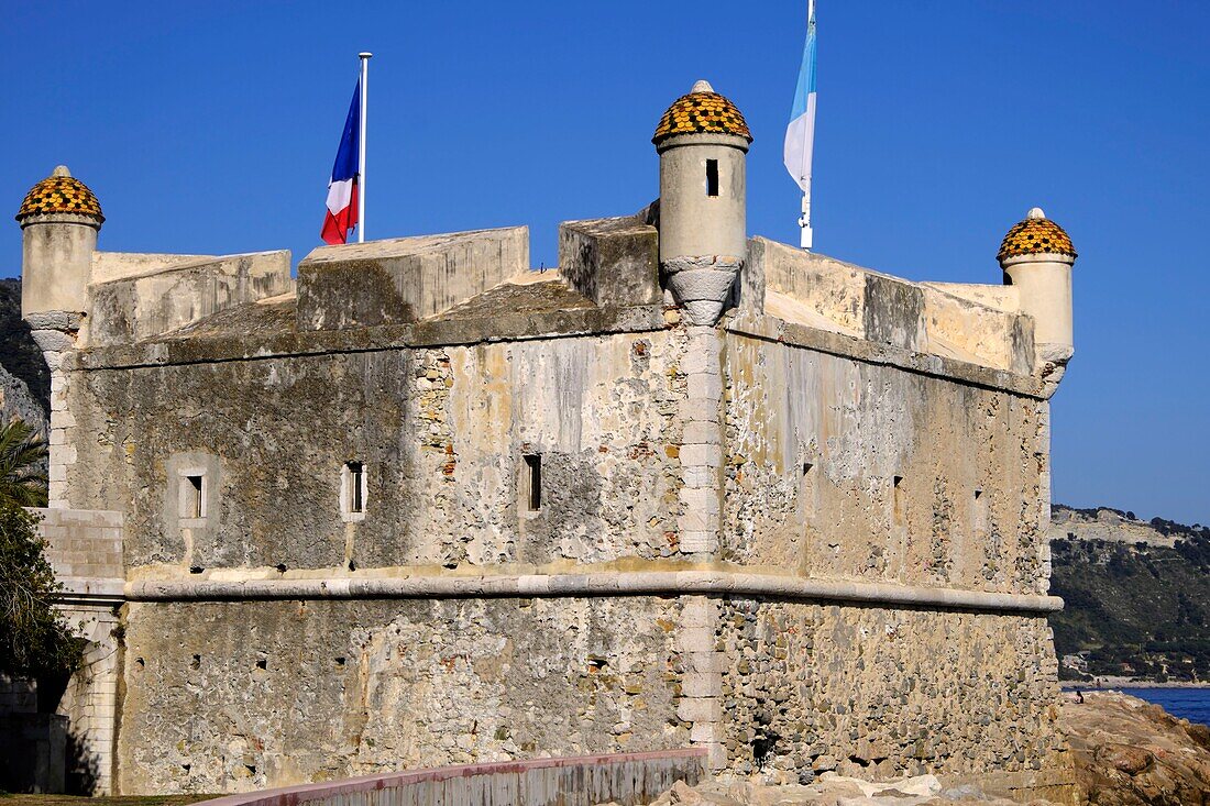Frankreich,Alpes Maritimes,Menton,der Hafen,die von den Fürsten von Monaco im 17. Jahrhundert erbaute Bastion,das Jean Cocteau gewidmete Museum von Menton,Wachtürme