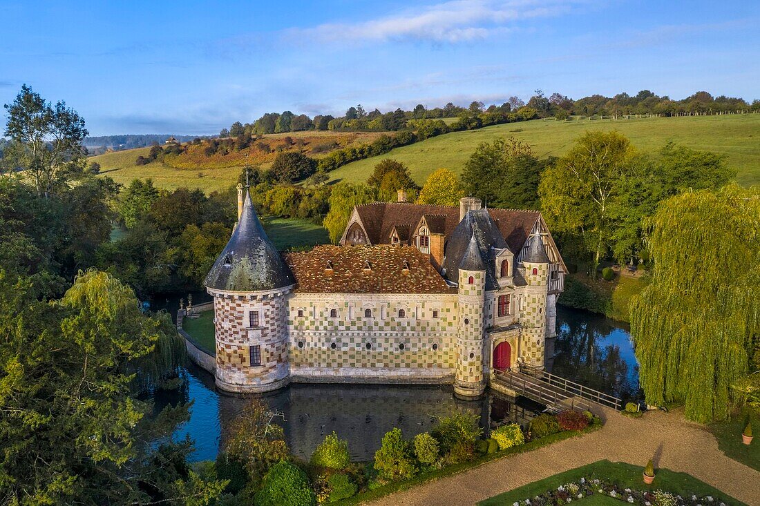 Frankreich,Calvados,Pays d'Auge,Schloss Saint Germain de Livet aus dem 15. und 16. Jahrhundert, das als Museum von Frankreich bezeichnet wird (Luftaufnahme)