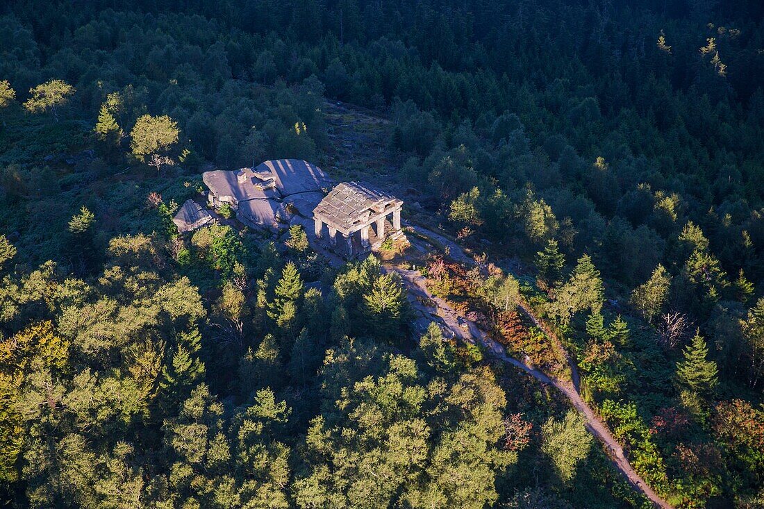 Frankreich,Bas Rhin,kleiner römischer Tempel auf dem Gipfel des Col du Donon (2.355 ft),(Luftaufnahme)