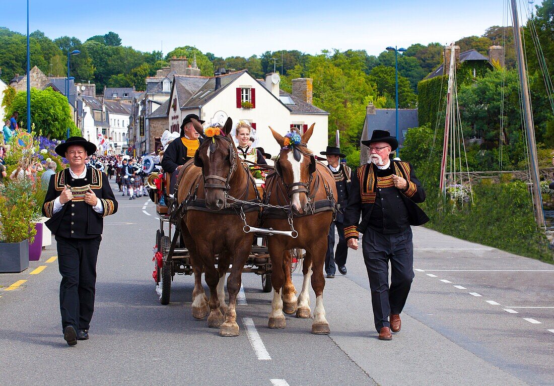 Frankreich,Finistere,Gorse Flower Festival 2015 in Pont Aven,Königin 2014,Attelage de Mathilde Trolez