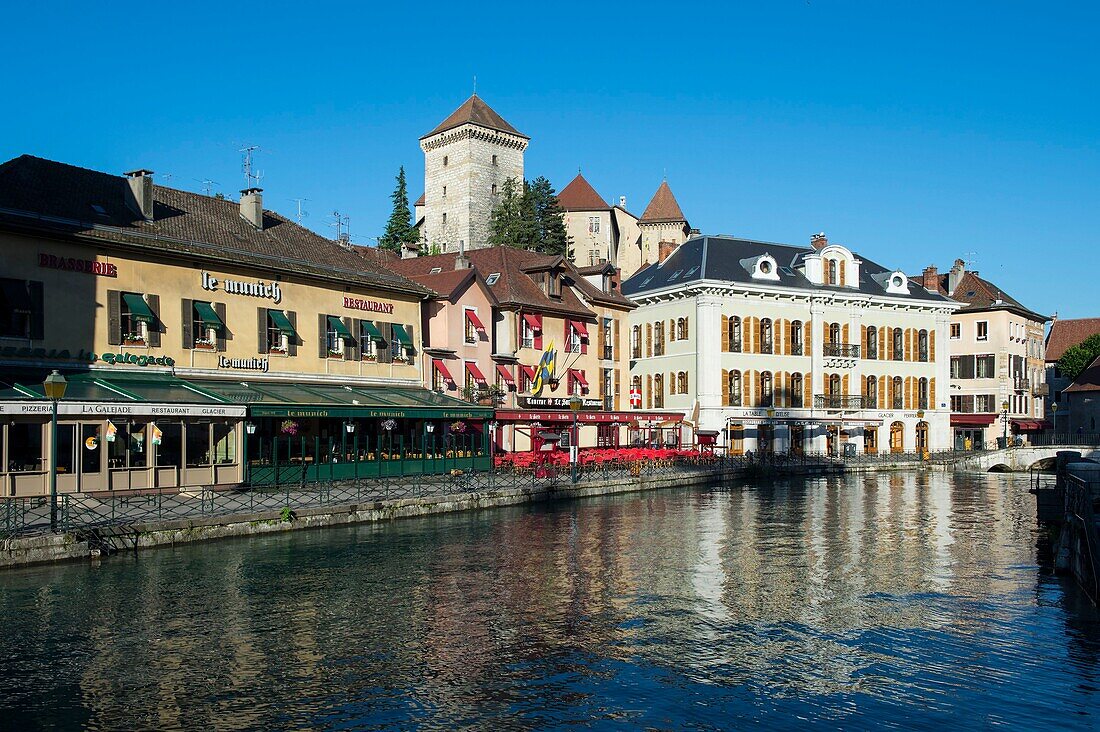 Frankreich,Haute Savoie,Annecy,der Kanal von Thiou deversoir des Sees,der Steg Perriere und das Schloss