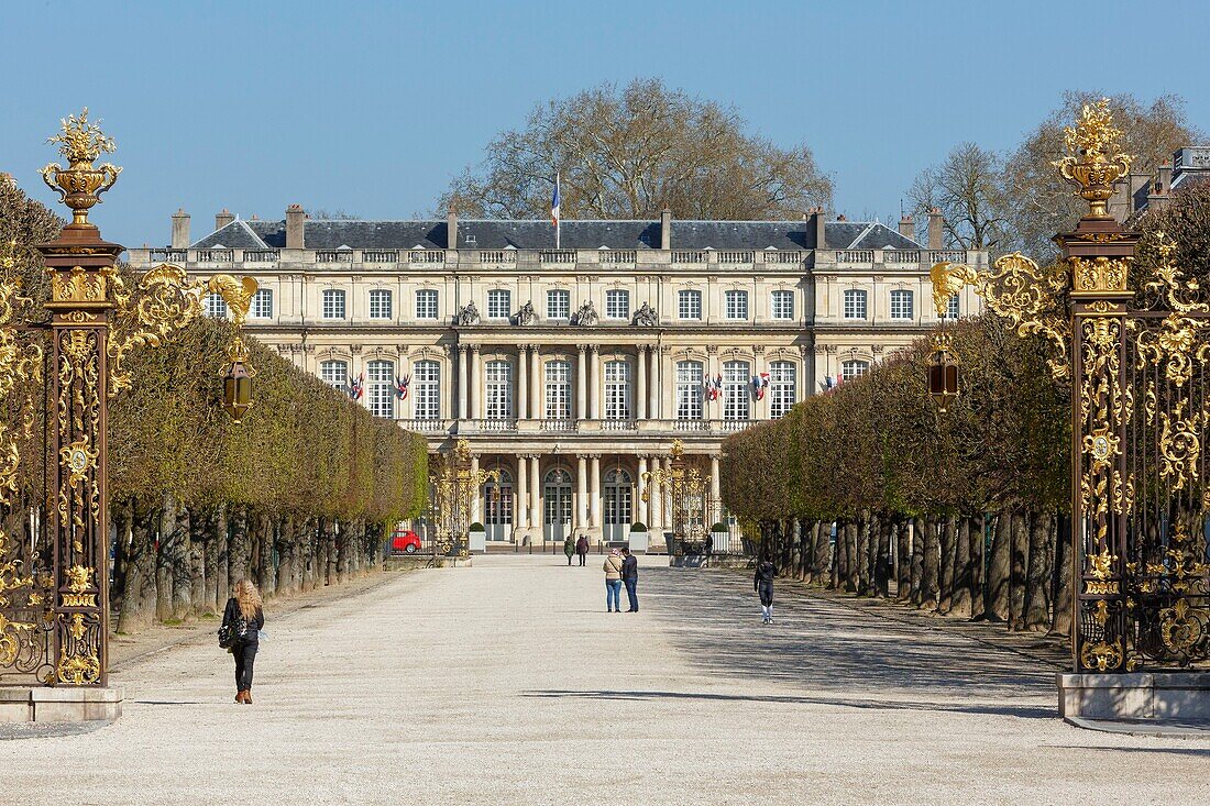 Frankreich,Meurthe et Moselle,Nancy,Geländer von Jean Lamour und Fassade des ehemaligen Palais du Gouvernement vom Architekten Here entlang des Place de la Carriere (Carriere-Platz) neben dem Stanislas-Platz (ehemaliger königlicher Platz), erbaut von Stanislas Leszczynski,König von Polen und letzter Herzog von Lothringen im 18. Jahrhundert,von der UNESCO zum Weltkulturerbe erklärt,Geländer und Eisenarbeiten von Jean Lamour