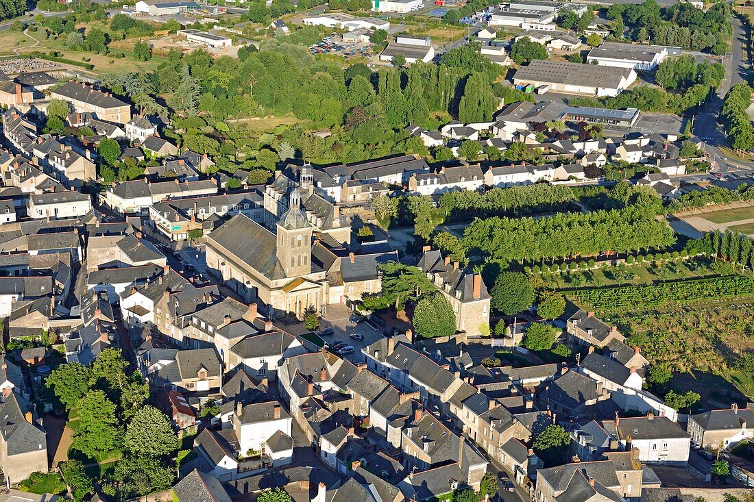 Frankreich,Maine et Loire,Saint Georges Sur Loire,Loiretal,Kirche (Luftaufnahme)
