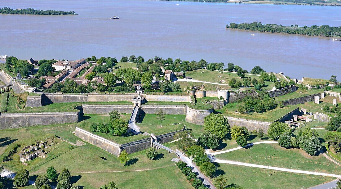Frankreich,Gironde,Blaye,die Zitadelle von Vauban, die von der UNESCO zum Weltkulturerbe erklärt wurde, und das Mündungsgebiet der Gironde (Luftaufnahme)