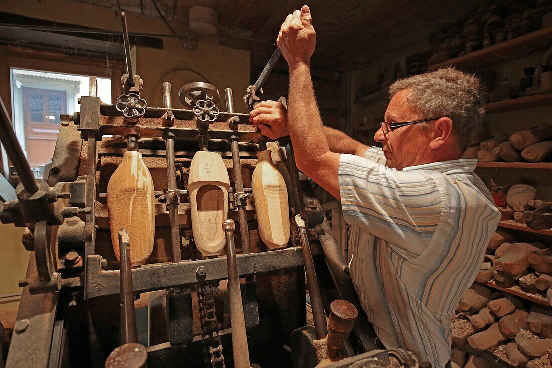 Frankreich,Haut Rhin,Lutterbach,Schuhmacherei Andre Haeberle,Schuhmacher Andre Haeberle bei der Arbeit,Vorführung vor Besuchern kommentiert,seine Schuhe sind aus Ahornholz gefertigt