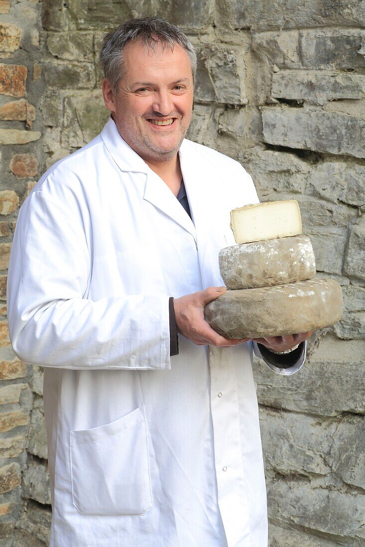 Frankreich,Tarn,Monts de Lacaune,Viane,Käserei Fabre,der Käser Gilles Fabre mit Schafstämmen des Landes