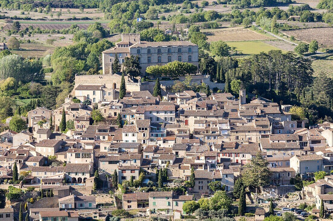 Frankreich,Vaucluse,Regionaler Naturpark Luberon,Ansouis,ausgezeichnet als die schönsten Dörfer Frankreichs, dominiert von einem Schloss aus dem 17.