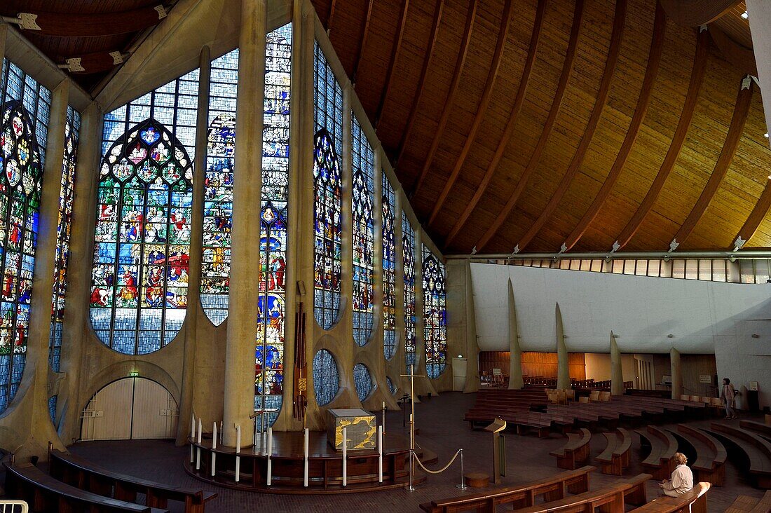 Frankreich,Seine Maritime,Rouen,die moderne Kirche der Heiligen Johanna von Orléans,Ort der Konservierung der Glasmalereien der ehemaligen, 1944 zerstörten Kirche St. Vincent