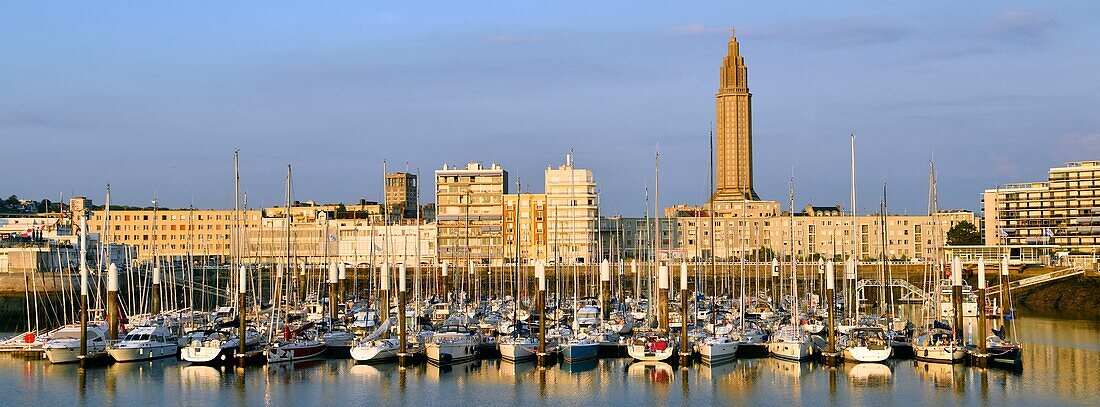Frankreich,Seine Maritime,Le Havre,von Auguste Perret wiederaufgebaute Stadt, die von der UNESCO zum Weltkulturerbe erklärt wurde,Anse de Joinville,Yachthafen mit dem Glockenturm der Kirche Saint Joseph am Fuße