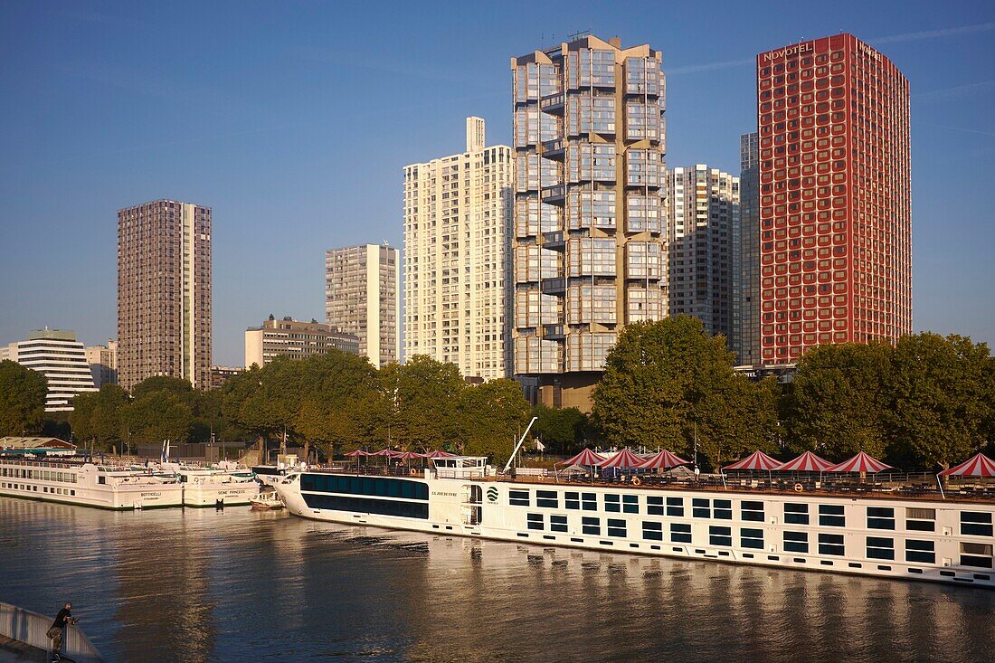 Frankreich,Paris,Seineufer,Gebäude der Front de Seine,und Kreuzfahrtschiffe