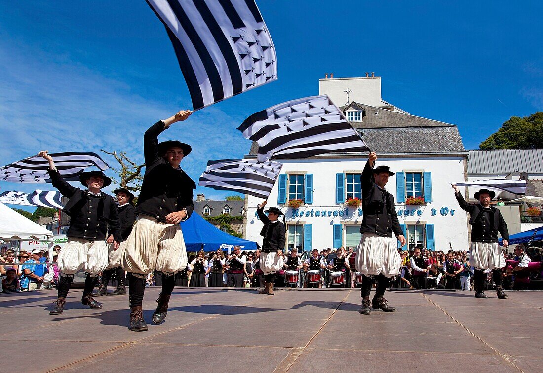 France,Finistere,Gorse Flower Festival 2015 in Pont Aven,Cercle Beuzeg Ar C'hap Beuzec Cap Sizun