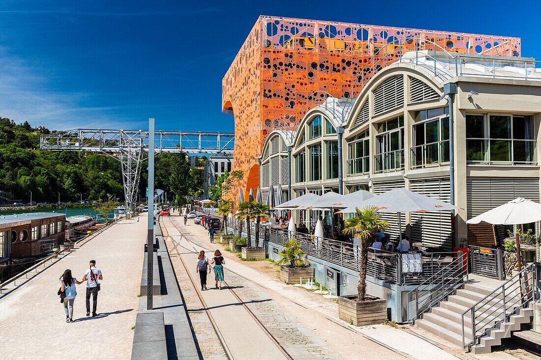 Frankreich,Rhone,Lyon,La Confluence Viertel südlich der Presqu'ile,in der Nähe des Zusammenflusses von Rhone und Saone,Quai Rambaud entlang der ehemaligen Docks,Selcius Restaurant und Pavillon des Salins auch Cube Orange genannt