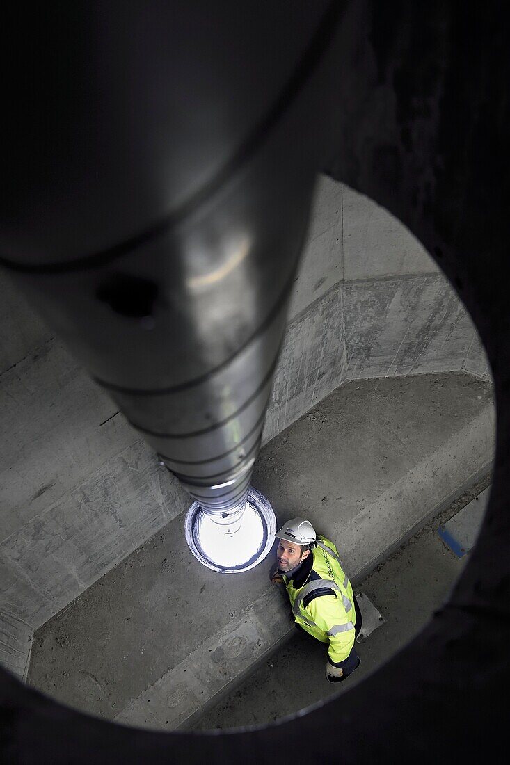 Frankreich,zwischen Calvados und Seine Maritime,die Pont de Normandie (Normandie-Brücke),Öffnung im Pylon, um ein Kabel zu führen, das die Brücke stützt,Julien Bérard vom technischen Dienst der CCI Seine Estuaire