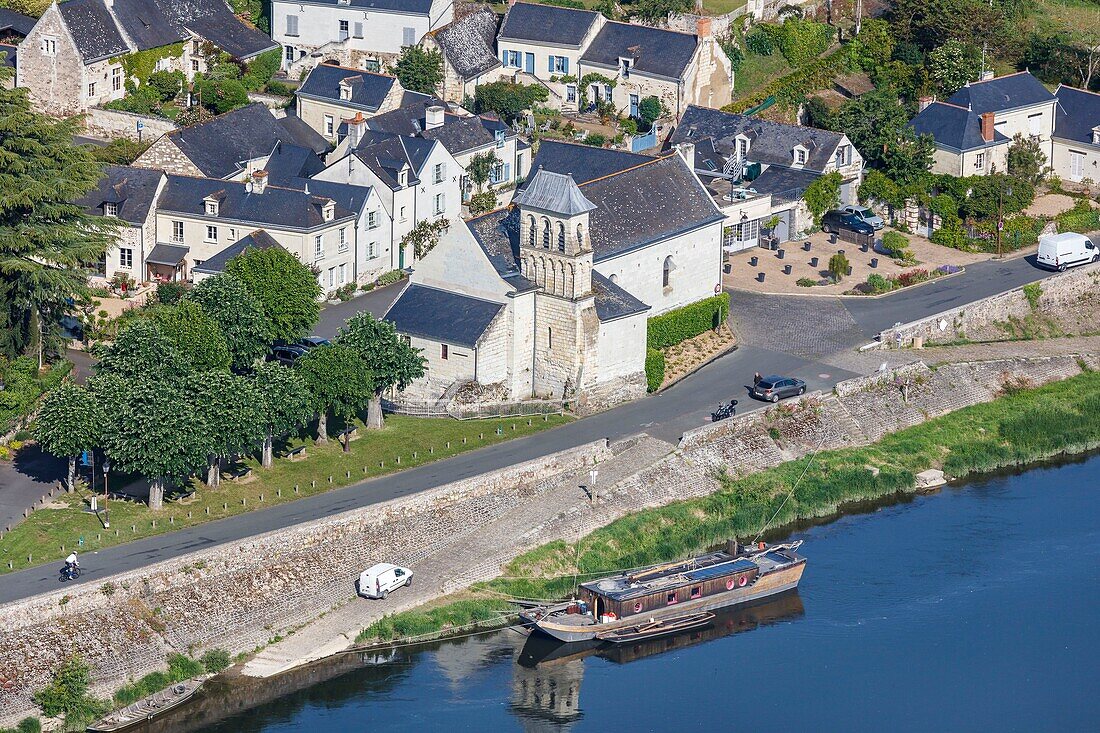 Frankreich,Maine et Loire,Loire-Tal, das von der UNESCO zum Weltkulturerbe erklärt wurde,Gennes Val de Loire,Le Thoureil,die Kirche und eine Schute auf der Loire (Luftaufnahme)