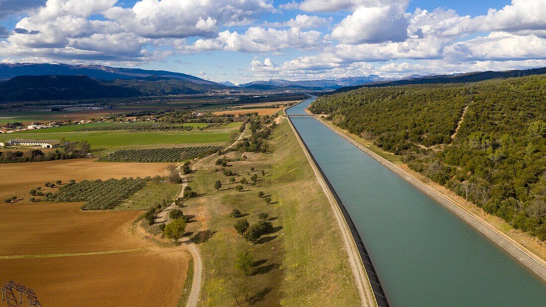 Frankreich,Alpes de Haute Provence,Oraison,EDF-Kanal,La Brillanne im Hintergrund (Luftaufnahme)