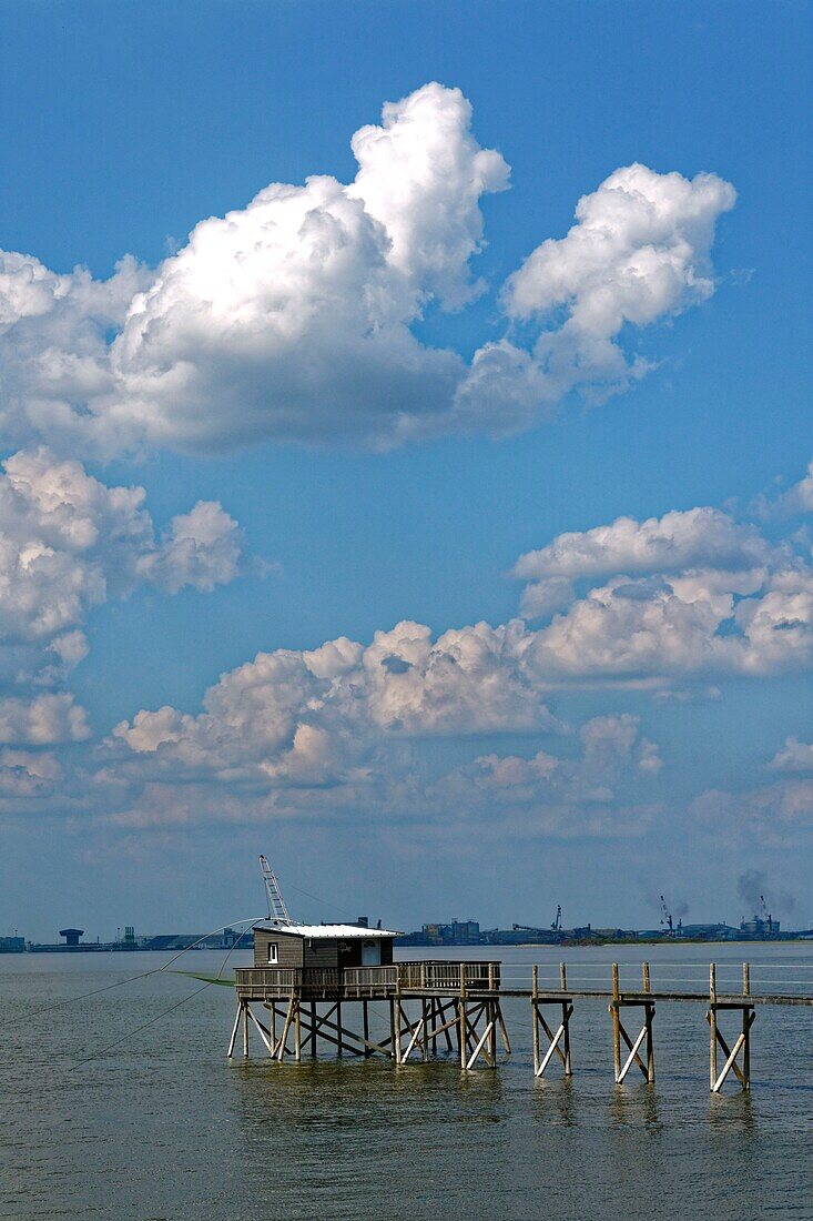 Frankreich,Loire Atlantique,Pays de la Loire,Saint Brevin les Pins,Fischerei im Mündungsgebiet der Loire,Fischerhütten und Hafen von Saint-Nazaire im Hintergrund