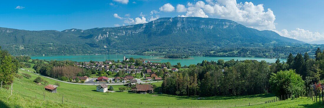 Frankreich,Savoie,Aiguebelette-See,Panoramablick auf den See und Saint Alban de Montbel und den Berg des Epine