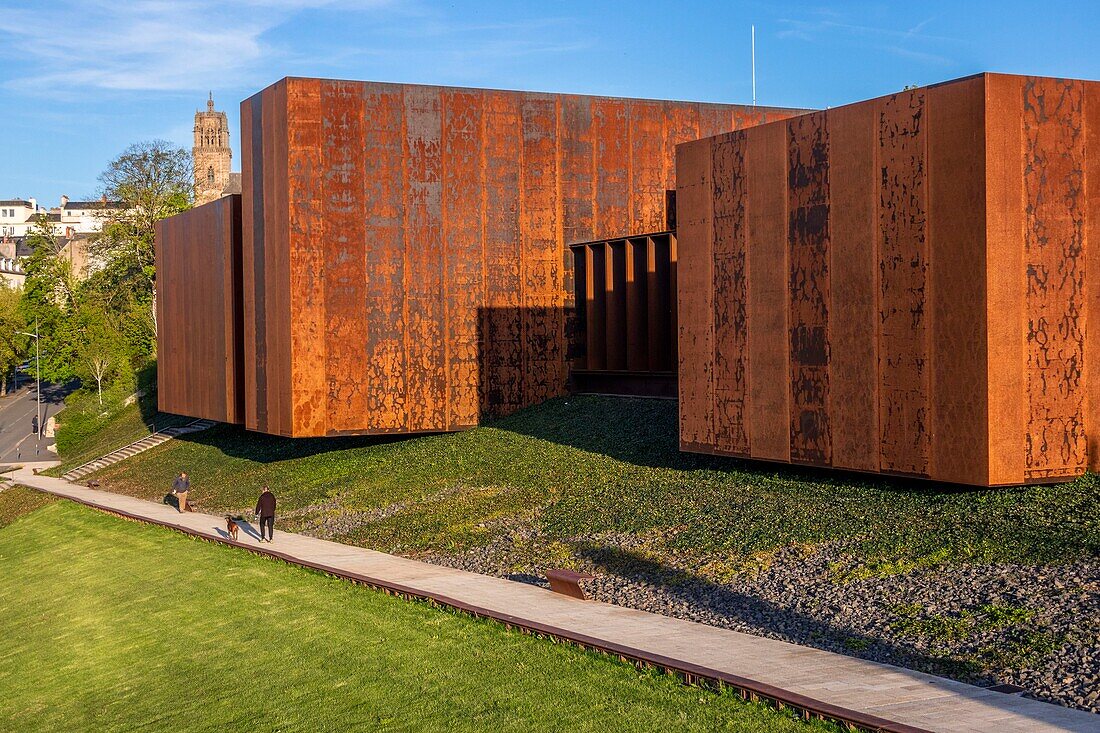 France,Aveyron,Rodez,the Soulages Museum,designed by the Catalan architects RCR associated with Passelac & Roques and Notre Dame cathedral