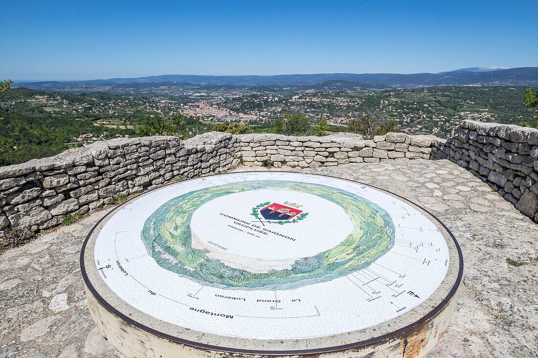 France,Vaucluse,regional natural reserve of Luberon,Saignon,orientation table at the top of the Rock of Saignon,in the background the city of Apt