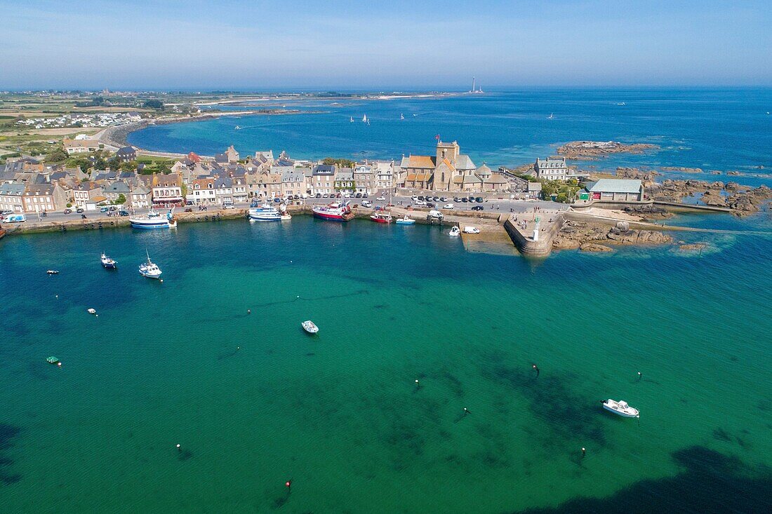 Frankreich,Manche,Cotentin,Barfleur,ausgezeichnet mit Les Plus Beaux Villages de France (Die schönsten Dörfer Frankreichs),Hafen und Kirche Saint Nicolas aus dem 17. bis 19.