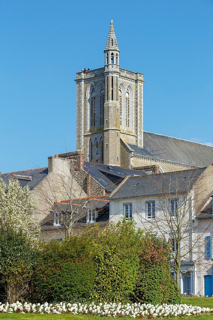 Frankreich,Ille et Vilaine,Côte d'Emeraude,Cancale,Saint Meen Kirche vom Rathausgarten aus