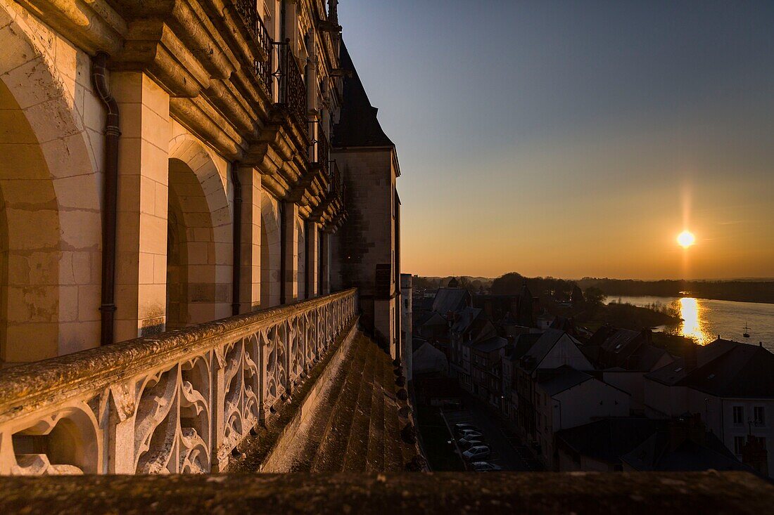 Frankreich,Indre et Loire,Loiretal,UNESCO-Welterbe,Amboise,Schloss Amboise,Fassade des Schlosses Amboise bei Sonnenuntergang und Loire