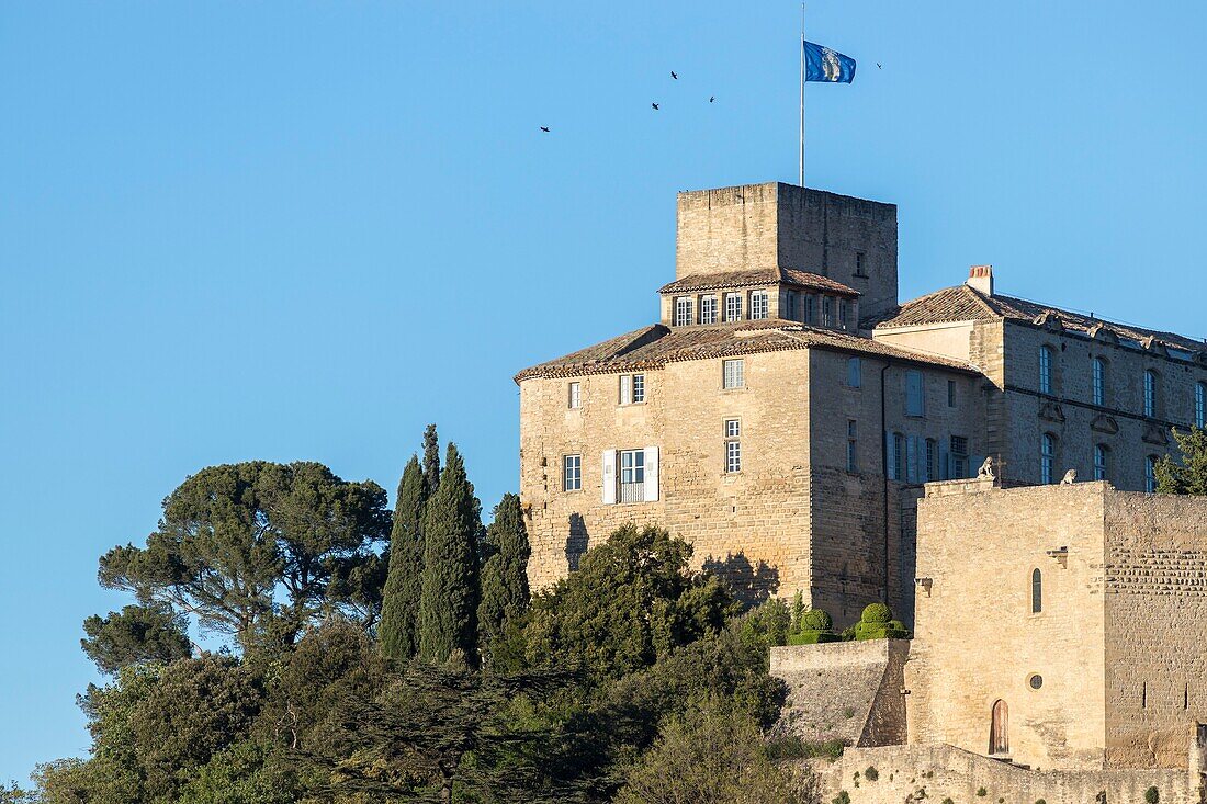 Frankreich,Vaucluse,Regionaler Naturpark Luberon,Ansouis,ausgezeichnet als die schönsten Dörfer Frankreichs das Schloss aus dem 17.