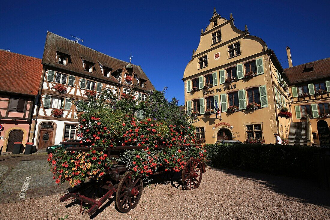 Frankreich,Haut Rhin,Turckheim,Rathaus (ockerfarbene Fassade) auf der Place Turenne.