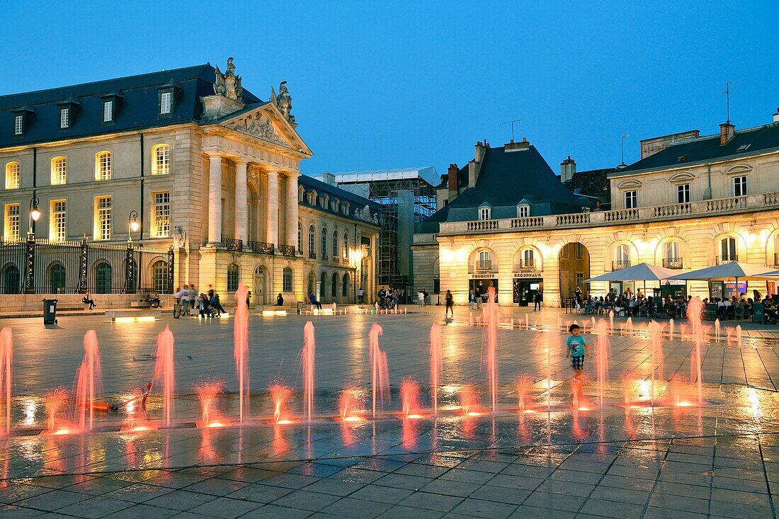 Frankreich,Cote d'Or,Dijon,von der UNESCO zum Weltkulturerbe erklärtes Gebiet,Brunnen auf dem Place de la Libération (Platz der Befreiung) vor dem Palast der Herzöge von Burgund, der das Rathaus und das Museum der schönen Künste beherbergt
