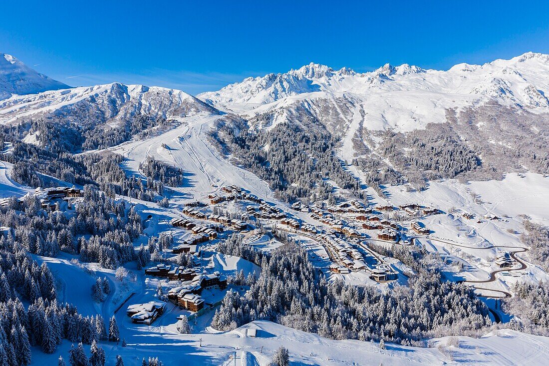 Frankreich,Savoie,Valmorel,Vanoise-Massiv,Tarentaise-Tal,Blick auf das Massiv von La Lauziere und den Grand pic de la Lauziere (2829m) (Luftaufnahme)