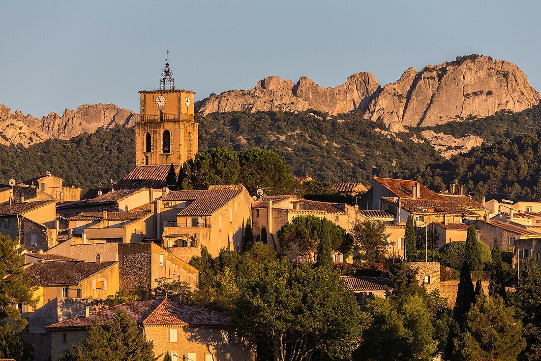 Frankreich,Vaucluse,das Dorf Sablet mit den Dentelles de Montmirail im Hintergrund