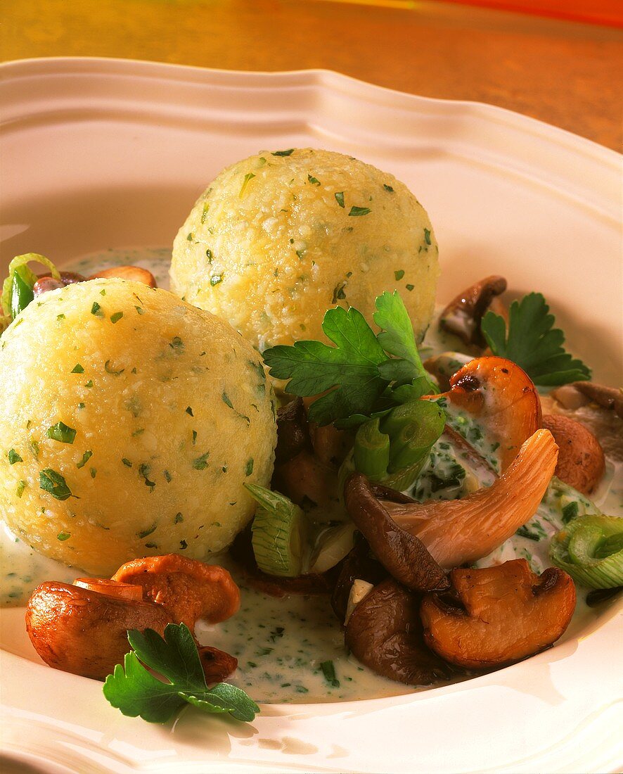 Pilze mit Kräuterrahmsauce & Kartoffelknödeln