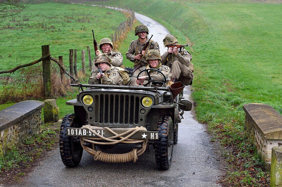 Frankreich,Eure,Sainte Colombe prés Vernon,Allied Reconstitution Group (US World War 2 and french Maquis historical reconstruction Association),Reenactors in Uniform der 101st US Airborne Division, die in einem Jeep Willys vorrücken